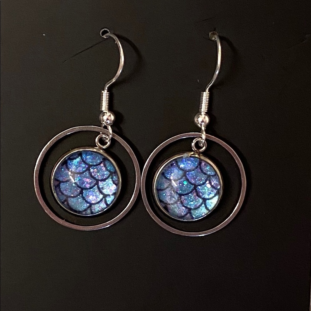 Color Street (rt) Atlantis earrings